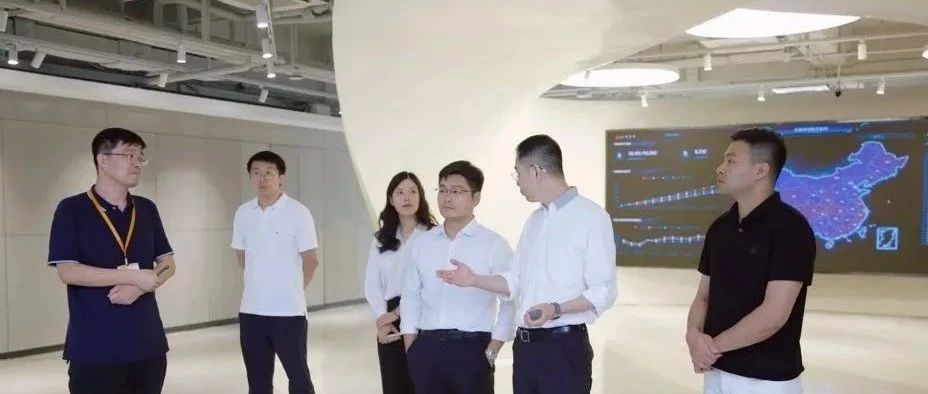 江苏无锡经济开发区管理委员会发展中心主任狄荟琛一行到15vip太阳集团科技参观交流